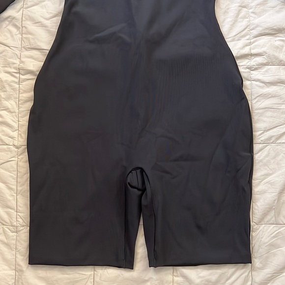 SKIMS ALL-IN-ONE LONG SLEEVE MID THIGH ONESIE - Picture 4 of 15